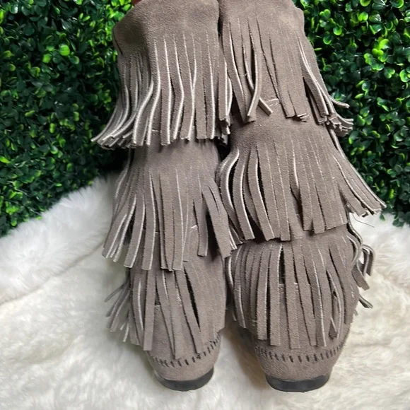 Minnetonka 3 layer fringe moccasin boots size 8 - Picture 9 of 14